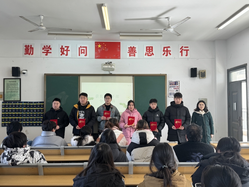 颁奖照片(优秀劳动委).jpg